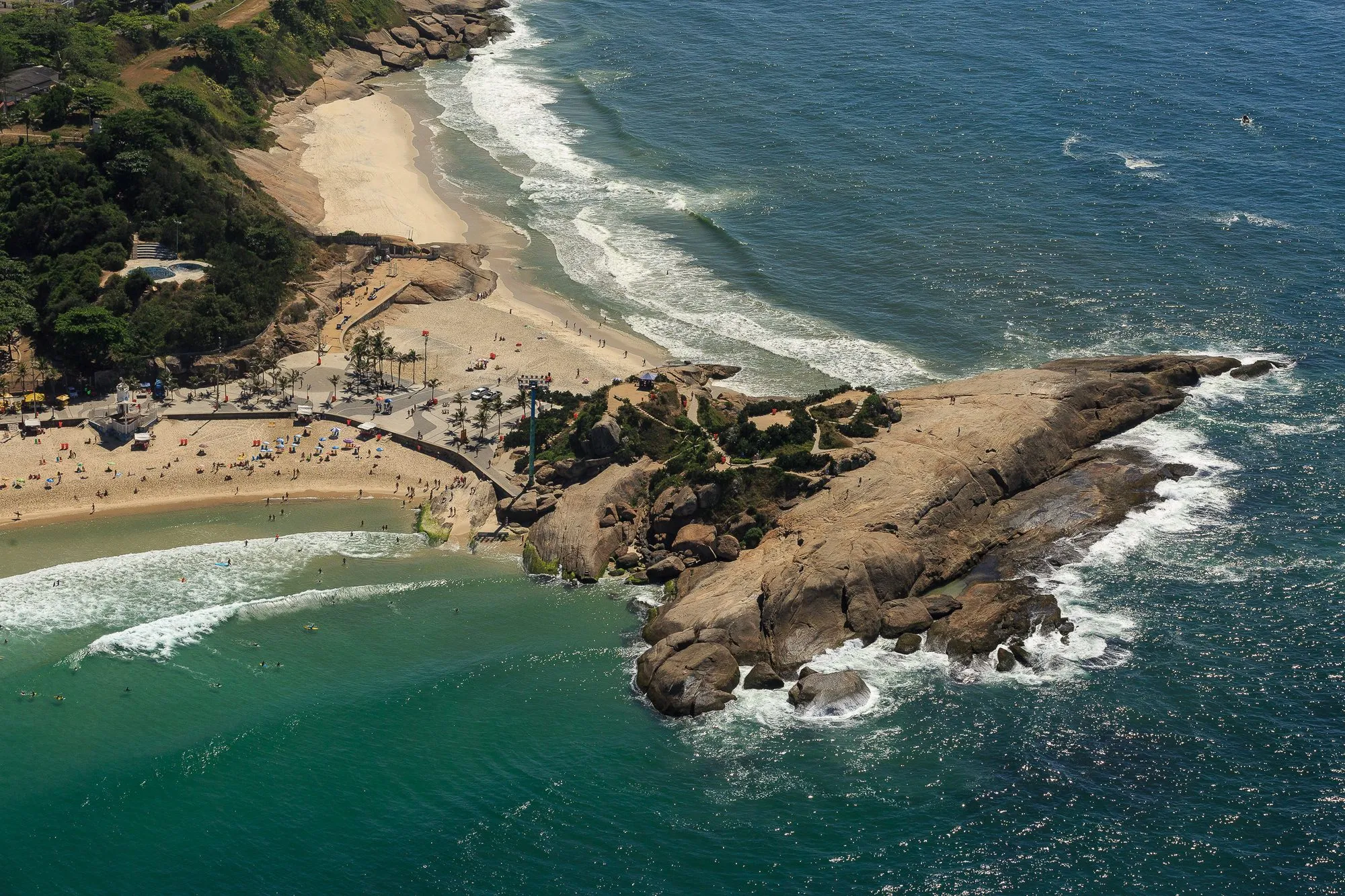 A pedra do Arpoador vista do alto, com a esquerda saindo do costão e correndo para dentro de Ipanema.