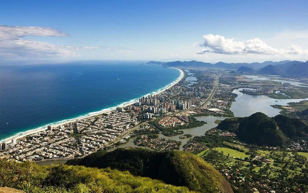 Os quase vinte quilômetros da Barra vistos de cima — cada posto ao longo dessa faixa é um banco diferente.