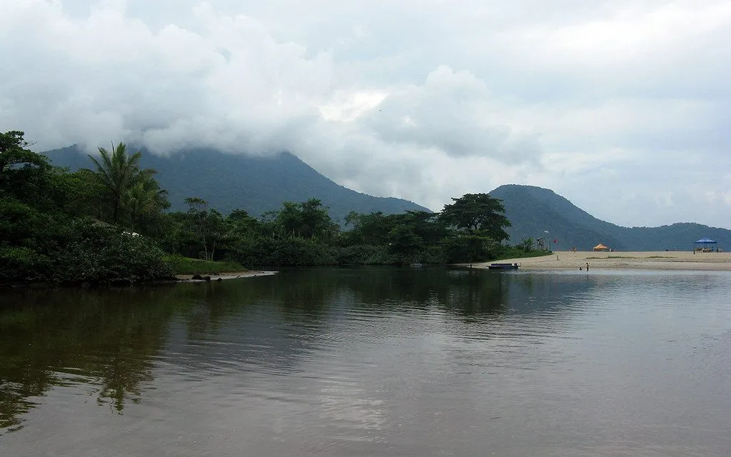 A foz do rio no canto de Itamambuca: o banco que faz a direita, e a mata descendo até a areia.