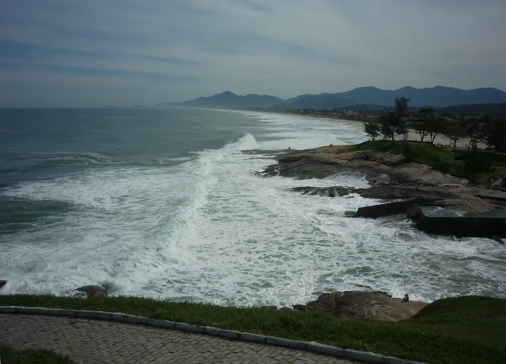 Itaúna vista do costão, a arquibancada natural que deu a Saquarema o apelido de Maracanã do surfe.