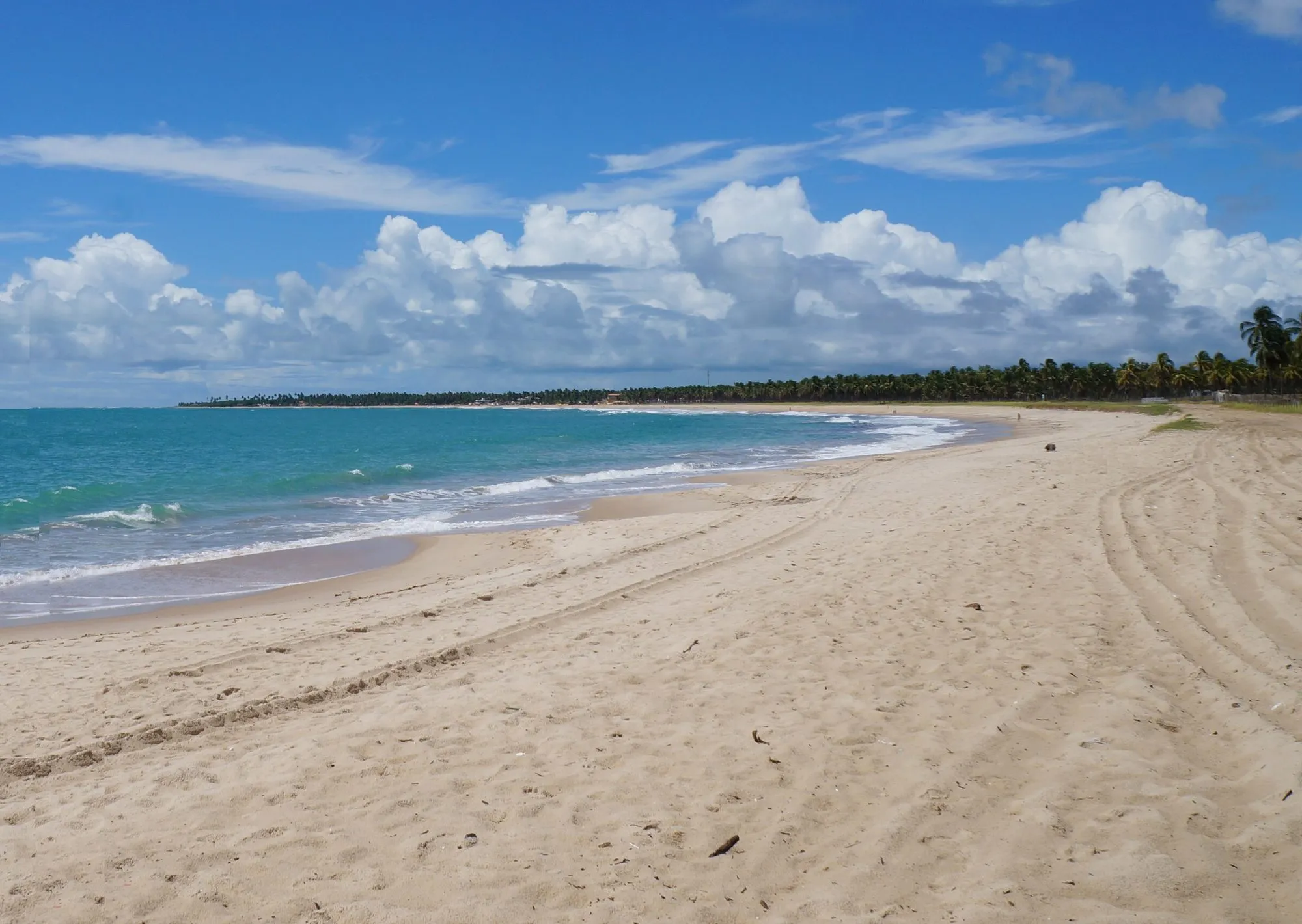A faixa de areia de Maracaípe, aberta ao mar num litoral que é quase todo piscina de recife.