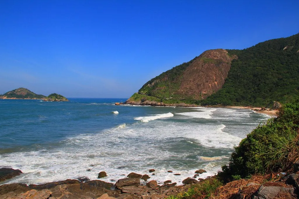 A enseada da Prainha cercada de mata, sem nada construído na areia, consequência direta do parque criado em 1999.